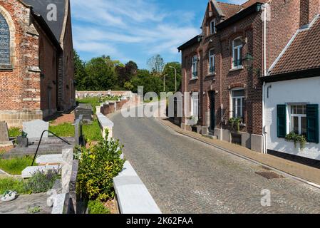 Lennik, Regione del Brabante Fiammingo, Belgio - 07 20 2021 Via Vecchia in un villaggio tradizionale con case Foto Stock