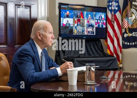 Washington, Stati Uniti. 11th Ott 2022. Il presidente degli Stati Uniti Joe Biden, partecipa a un incontro speciale virtuale delle G7 nazioni per discutere gli attacchi contro obiettivi civili in Ucraina da parte della Russia dalla Casa Bianca, 11 ottobre 2022, a Washington, DC Credit: Adam Schultz/White House Photo/Alamy Live News Foto Stock