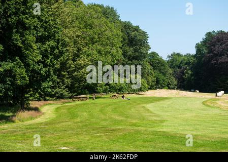 Lennik, Regione del Brabante Fiammingo - Belgio - 07 20 2021 Parco verde e dintorni del castello di Groeneberg Foto Stock