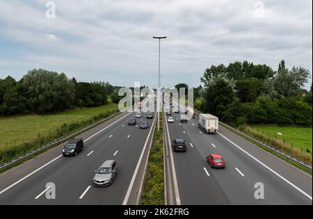 WETTEREN, Regione Fiandre Orientali, Belgio - 07 15 2021 il traffico autostradale E40, preso dall'alto Foto Stock