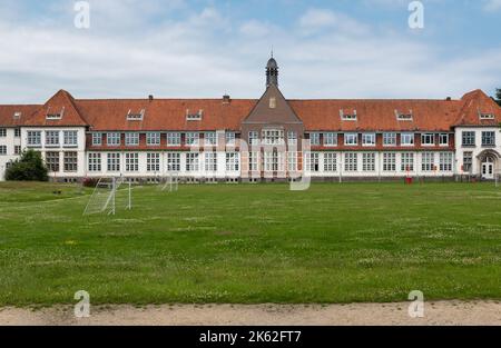 WETTEREN, Regione Fiandre Orientali, Belgio - 07 15 2021 facciata neoclassica di un edificio di scuola superiore Foto Stock
