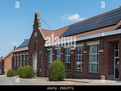 Oordegem, Lede, Fiandre Orientali, Belgio - 07 15 2021 Piazza del mercato e centro del paese Foto Stock