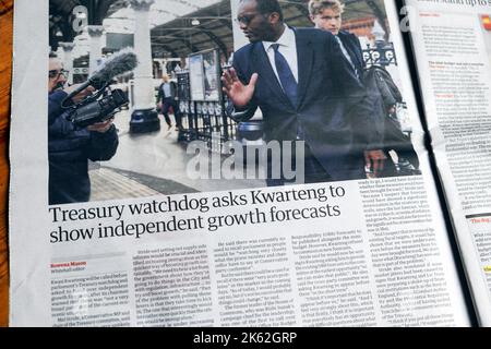 "Il guardiano del Tesoro chiede a Kwarteng di mostrare previsioni di crescita indipendenti" Guardian giornale titolo OBR taglio 30 settembre 2022 Londra Inghilterra Regno Unito Foto Stock