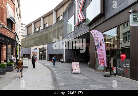 Kortrijk, regione delle Fiandre Occidentali - Belgio - facciata 07 10 2021 e ingresso del centro commerciale K Kortrijk Foto Stock