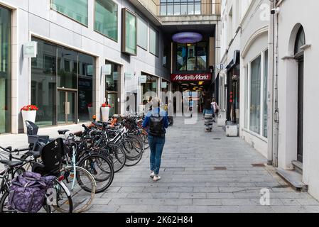 Kortrijk, Fiandre Occidentali Regione - Belgio - 07 10 2021 Donna sveglia verso il centro commerciale Foto Stock