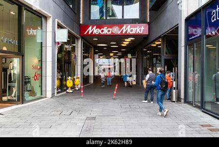 Kortrijk, regione delle Fiandre Occidentali - Belgio - 07 10 2021 ingresso e sottopassaggio del centro commerciale K Kortrijk Foto Stock