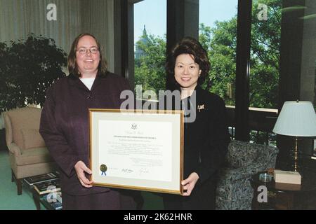 Ufficio del Segretario - il Segretario Elaine Chao presenta il certificato a Tammy McCutcher Foto Stock