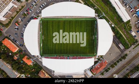 Vista aerea dello stadio UTA nella città di Arad, Romania, con un paesaggio urbano mozzafiato. La fotografia è stata scattata da un drone ad un'altitudine più alta con gli stadi Foto Stock