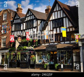Gli splendidi edifici a graticcio di Church Street Gifts e Berkeley Arms a Tewkesbury Foto Stock