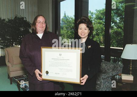 Ufficio del Segretario - il Segretario Elaine Chao presenta il certificato a Tammy McCutcher Foto Stock