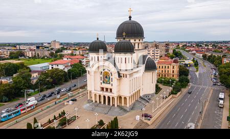 Fotografia aerea della Cattedrale Ortodossa ad Arad, Romania. La foto è stata scattata da un drone a bassa quota nel paesaggio. Foto Stock