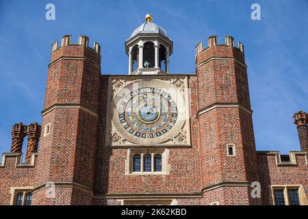 Orologio astronomico sulla casa di Anna Boleyn a Hampton Court Palace, Richmond upon Thames, Londra, Inghilterra Regno Unito Foto Stock