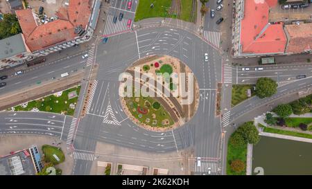 Fotografia dall'alto di una rotonda stradale in una città tortuosa. La foto è stata scattata da un drone con la fotocamera rivolta verso il basso. Foto Stock