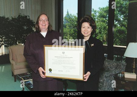 Ufficio del Segretario - il Segretario Elaine Chao presenta il certificato a Tammy McCutcher Foto Stock