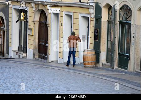 Im Bild: Hauptdarsteller Götz Schubert. Erster Drehtag zu Teil 14 der Krimiserie `Wolfsland` auf der Neißstraße vor dem set der historischen Gaststätt Foto Stock