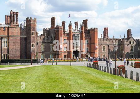 Ingresso principale all'Hampton Court Palace, al Tudor Great Gatehouse, Richmond upon Thames, Londra, Inghilterra, Regno Unito Foto Stock