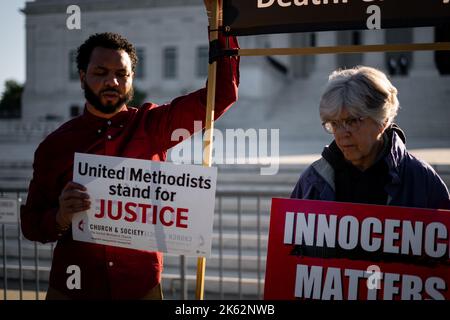 Washington, Stati Uniti. 11th Ott 2022. I dimostranti si riuniscono davanti al Palazzo della Corte Suprema con cartelli per protestare contro la pena di morte nel caso Rodney Reed contro Bryan Goertz. Credit: SOPA Images Limited/Alamy Live News Foto Stock