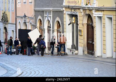 Im Bild: Hauptdarsteller Götz Schubert. Erster Drehtag zu Teil 14 der Krimiserie `Wolfsland` auf der Neißstraße vor dem set der historischen Gaststätt Foto Stock