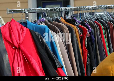 vintage abiti usati e nuovi abiti nello stand del mercato delle pulci Foto Stock