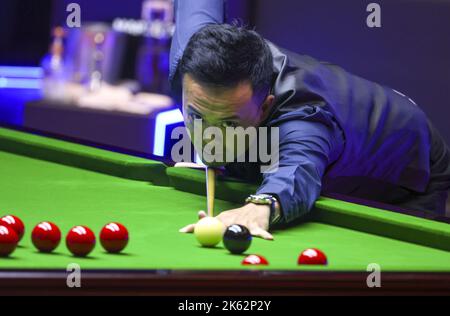 Marco fu Ka-chun gioca un colpo durante la finale del 1st° trimestre contro Mark Selby of Hong Kong Masters all'Hong Kong Coliseum. 06OCT22 SCMP/ Dickson Lee Foto Stock