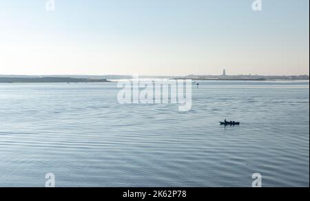 Lago Timmah al mattino soleggiato, uno dei laghi di Bitter collegato dal canale di Suez. Ismailia, Egitto Foto Stock