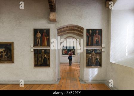 Museo Castelvecchio, veduta dei dipinti di santi dell'inizio del Rinascimento all'interno del Museo Castelvecchio di Verona Foto Stock