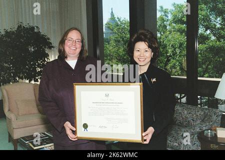 Ufficio del Segretario - il Segretario Elaine Chao presenta il certificato a Tammy McCutcher Foto Stock