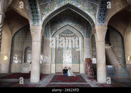 Shiraz, Fars, Iran. 9th Ott 2022. Una giovane coppia iraniana si posa per una foto durante una visita alla Moschea di Vakil a Shiraz, nella provincia di Fars, in Iran, 09 ottobre 2022. L'Iran ha dovuto affrontare proteste contro il governo a livello mondiale dopo la morte di Masha Amini, una ragazza di 22 anni, detenuta il 13 settembre dall'unità di polizia responsabile dell'applicazione del rigoroso codice di abbigliamento iraniano per le donne. Amini è stato dichiarato morto il 16 settembre, dopo aver trascorso 3 giorni in coma. I leader iraniani hanno condannato le proteste come 'sommosse' e hanno accusato Stati Uniti e Israele di pianificare le proteste all'interno del paese. (Credit Image: © Ro Foto Stock