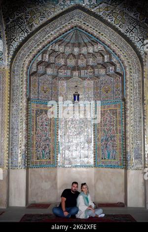 Shiraz, Fars, Iran. 9th Ott 2022. Una giovane coppia iraniana si posa per una foto durante una visita alla Moschea di Vakil a Shiraz, nella provincia di Fars, in Iran, 09 ottobre 2022. L'Iran ha dovuto affrontare proteste contro il governo a livello mondiale dopo la morte di Masha Amini, una ragazza di 22 anni, detenuta il 13 settembre dall'unità di polizia responsabile dell'applicazione del rigoroso codice di abbigliamento iraniano per le donne. Amini è stato dichiarato morto il 16 settembre, dopo aver trascorso 3 giorni in coma. I leader iraniani hanno condannato le proteste come 'sommosse' e hanno accusato Stati Uniti e Israele di pianificare le proteste all'interno del paese. (Credit Image: © Ro Foto Stock