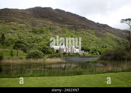 Kylemore Abbey su Pollacapall Lough nel Connemara nella Contea di Galway, Irlanda Foto Stock