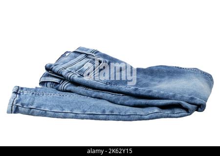 Jeans donna isolato. Piegato alla moda donna elegante blue jeans pantaloni isolato su uno sfondo bianco. Elegante tessuto di cotono ritorto Ansima per le donne. Foto Stock