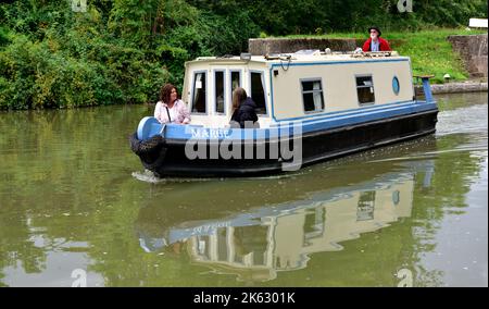 Barca stretta canale sulla strada giù il volo di 21 chiuse a Hatton Locks sul Canal Grande Union, Warwick, Warwickshire Foto Stock