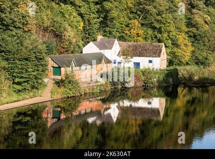 Vista autunnale della casa barca della Durham School e del vecchio mulino di mais che si riflette nel fiume Wear, Durham City, Inghilterra nord-orientale, Regno Unito Foto Stock