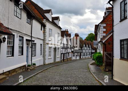 Storico Tudor mezzo legno incorniciato ospitato lungo Mill St nella medievale Warwick, West Midlands, Regno Unito Foto Stock