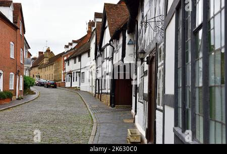 Storico Tudor mezzo legno incorniciato ospitato lungo Mill St nella medievale Warwick, West Midlands, Regno Unito Foto Stock