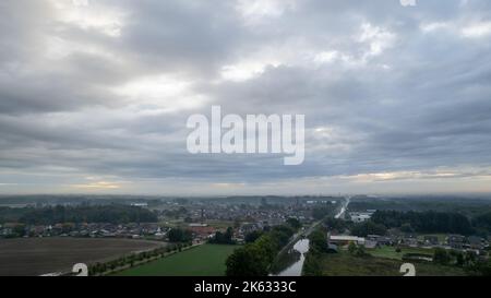 Rijkevorsel, Belgio, 19th settembre, 2022, piccolo villaggio di Sint Jozef, sul canale Dessel Schoten foto aerea durante l'alba a Rijkevorsel, kempen, Belgio, che mostra la via d'acqua nel verde naturale paesaggio agricolo. Foto di alta qualità. Foto di alta qualità Foto Stock