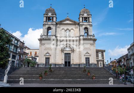 Zafferana Etnea, Italia: 09-15-2022: Bella chiesa di Zafferana Etnea Foto Stock