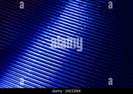 texture corrugata neon sfondo chiaro blu bagliore Foto Stock