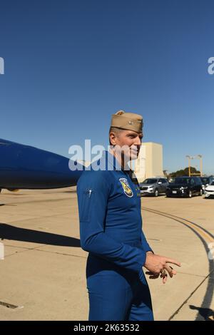 Il capitano Brian Kesselring, comandante ufficiale, squadra dimostrativa di volo degli Angeli blu della Marina degli Stati Uniti, risponde alle domande durante un'intervista mediatica. Foto Stock