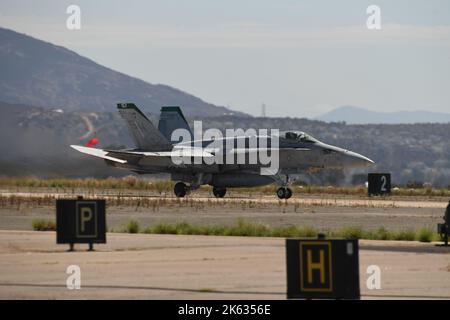 USMC F/A-18C decollo da MCAS Miramar a San Diego, California Foto Stock