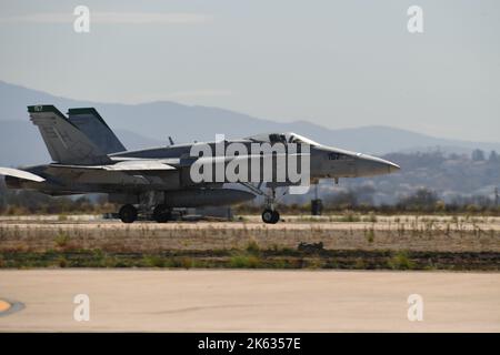 USMC F/A-18C decollo da MCAS Miramar a San Diego, California Foto Stock