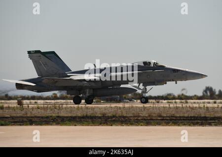 USMC F/A-18C decollo da MCAS Miramar a San Diego, California Foto Stock