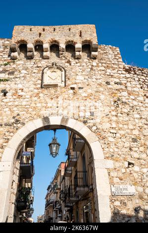 Taormina, Italia: 09-16-2022: Bellissimo arco antico a Taormina Foto Stock