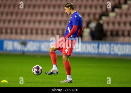 Wigan, Regno Unito. 11th ottobre 2022. Callum Brittain of Blackburn Rovers (2) si riscalda durante la partita del campionato Sky Bet tra Wigan Athletic e Blackburn Rovers al DW Stadium di Wigan martedì 11th ottobre 2022. (Credit: Mike Morese | MI News) Credit: MI News & Sport /Alamy Live News Foto Stock