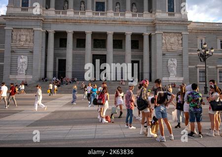 La Cattedrale di Almudena, Spagna, affollano i giovani turisti che si trovano in Plaza de la Armería Foto Stock