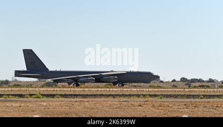 Boeing B-52 che si sposta sulla pista di atterraggio a MCAS Miramar a San Diego, California Foto Stock