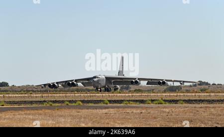 Boeing B-52 che si sposta sulla pista di atterraggio a MCAS Miramar a San Diego, California Foto Stock