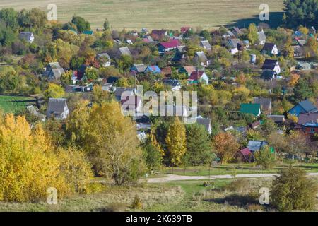 vista panoramica aerea di sviluppo privato con case di campagna o villaggio Foto Stock