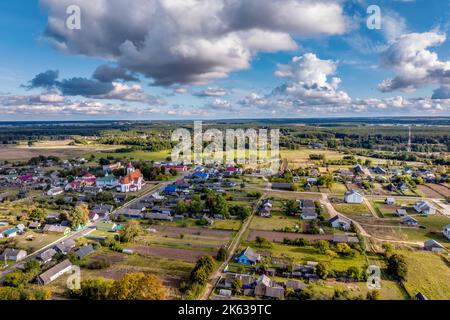 vista panoramica aerea di sviluppo privato con case di campagna o villaggio Foto Stock