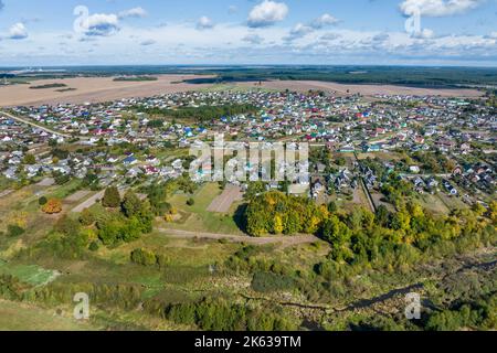 vista panoramica aerea di sviluppo privato con case di campagna o villaggio Foto Stock